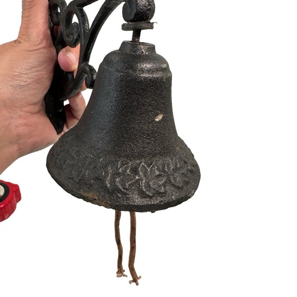 Rustic Cast Iron Rooster Traditional Farmhouse Dinner Bell - Picture 5 of 16